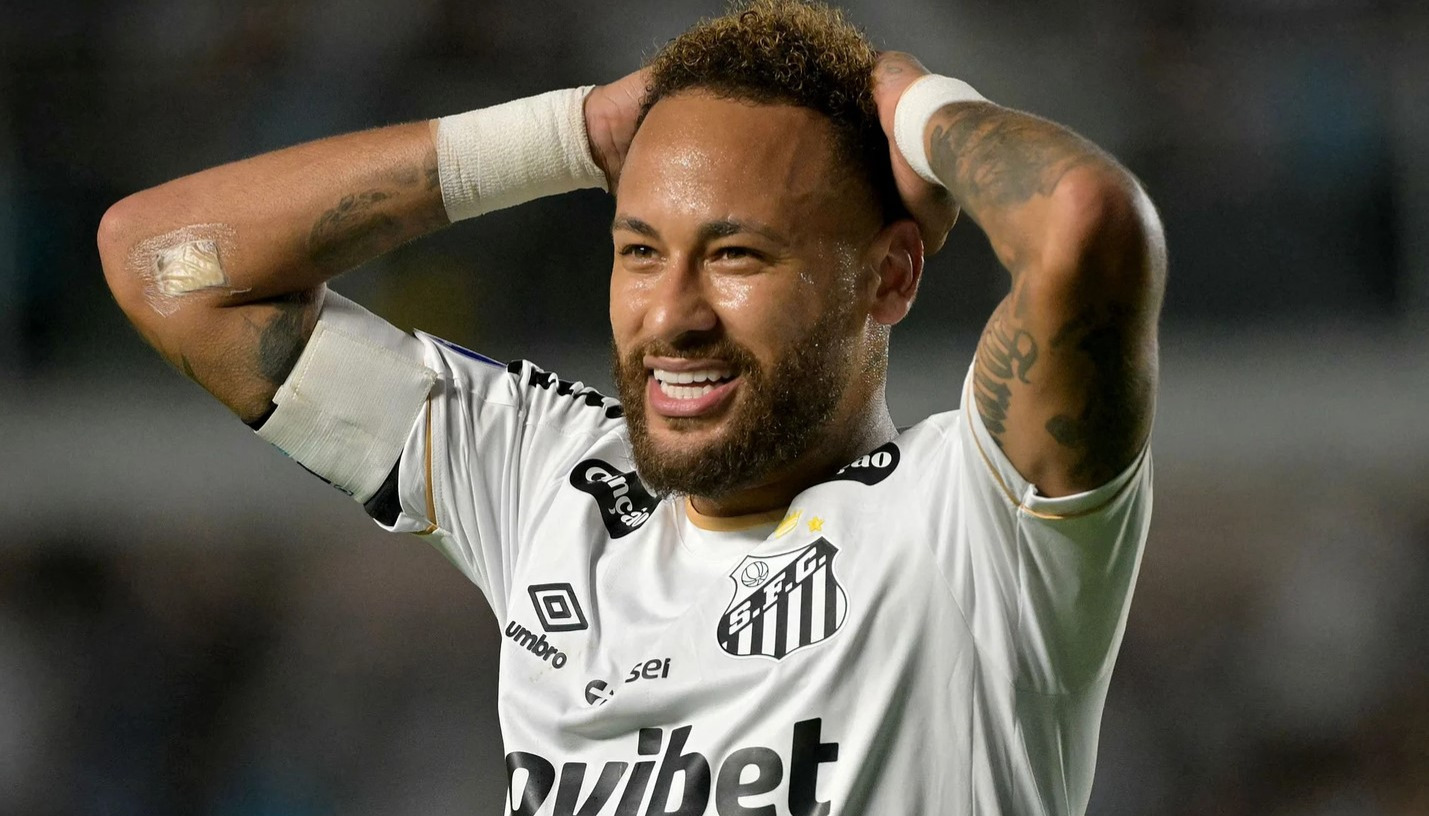 Neymar responded to the duo on the field, venting his anger at the fans after the match.